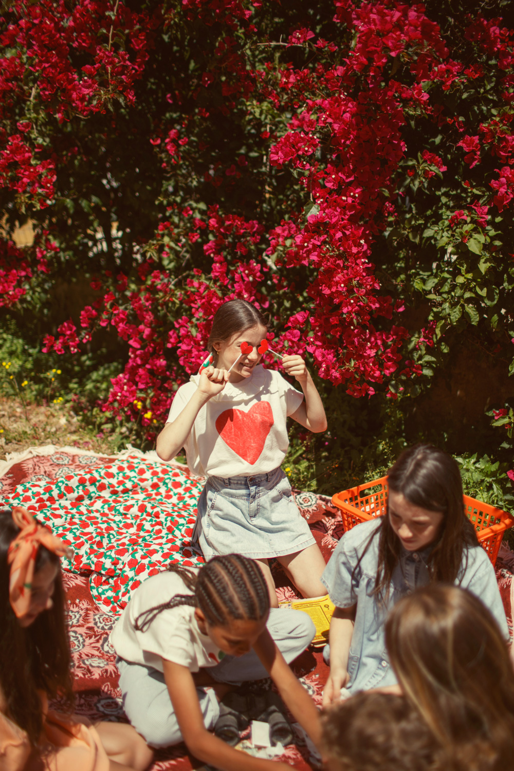 Koszulka ecru z kołnierzykiem i czerwonym nadrukiem serca 2