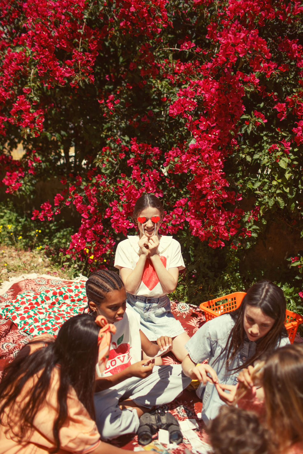 Koszulka bez rękawów ecru z nadrukiem jabłka 3