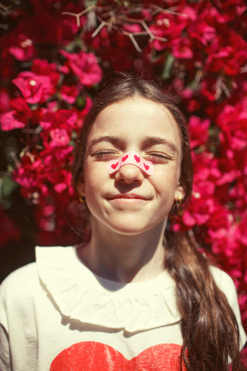 Koszulka ecru z kołnierzykiem i czerwonym nadrukiem serca 3