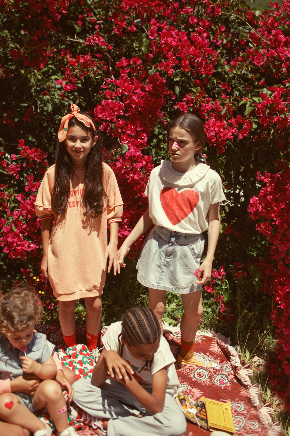 Koszulka ecru z kołnierzykiem i czerwonym nadrukiem serca 4