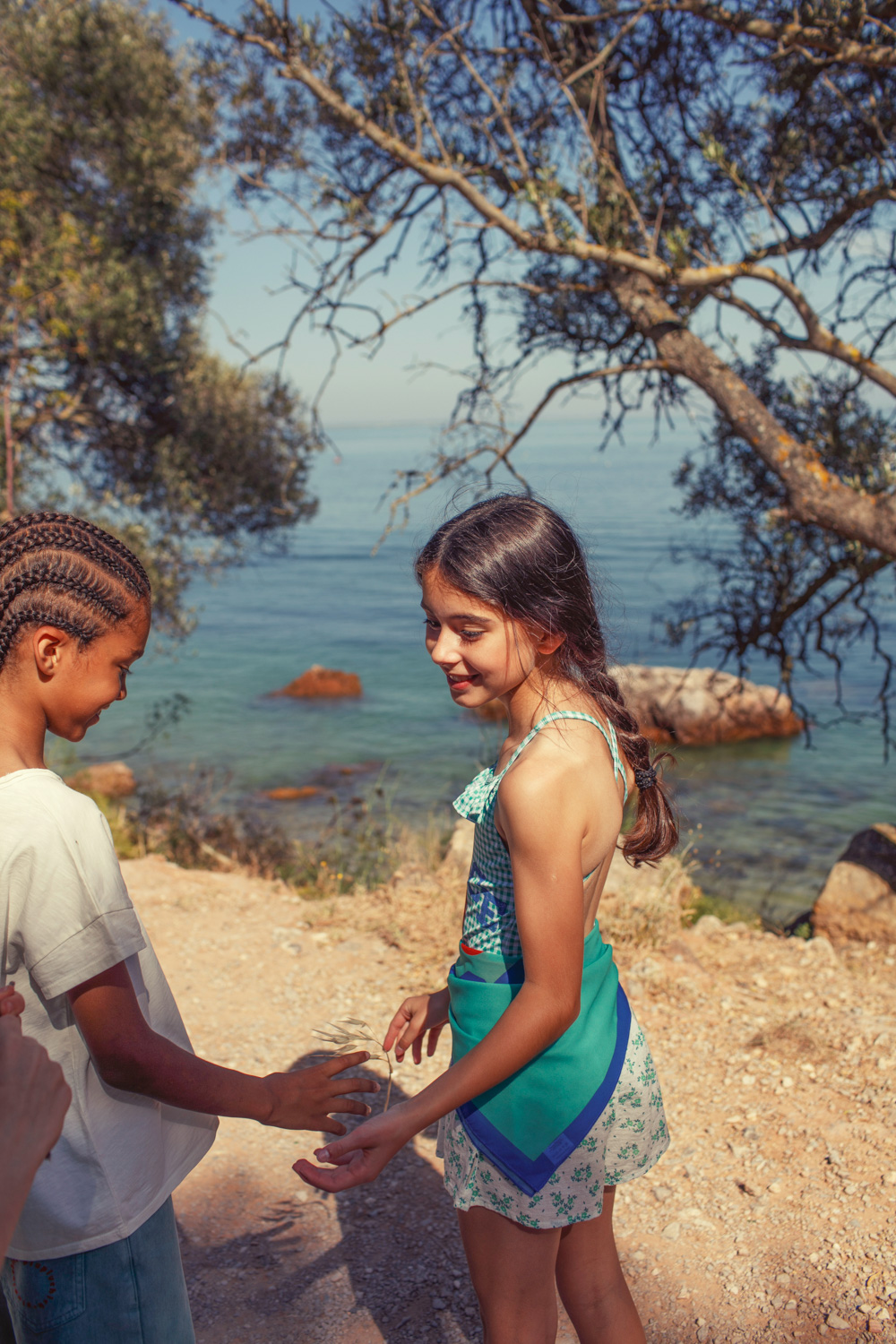 Szorty ecru w zielone kwiaty 1