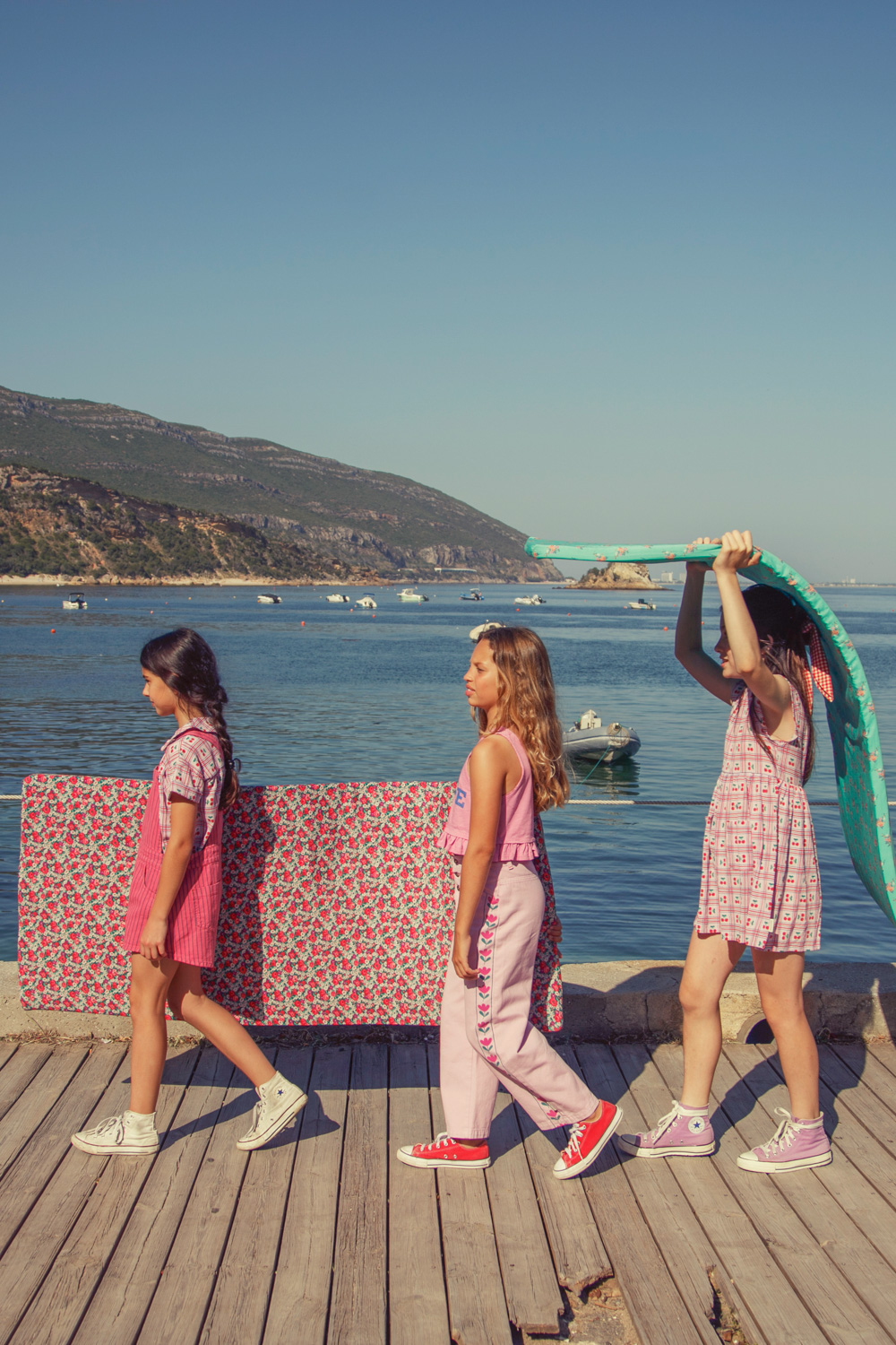 Krótkie ogrodniczki różowe w paski indygo 3