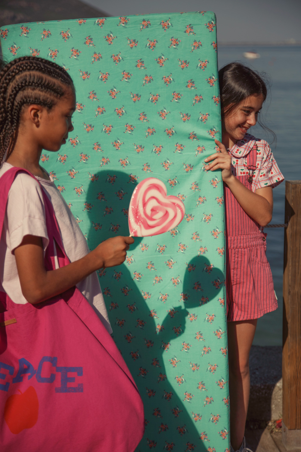 Krótkie ogrodniczki różowe w paski indygo 4